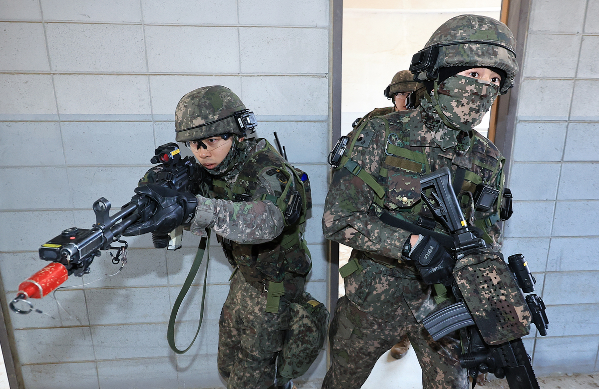 &${esc.h}34;군복무 내내 일병 계급?&${esc.h}34; 반발에...국방부, 자동진급제 폐지 보류