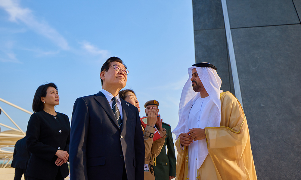 李대통령, UAE 현충원 찾아 추모… 그랜드모스크 초대 대통령 영묘도 방문