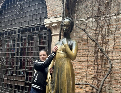 Bronze Statue of Juliet in Verona at Risk Due to Tourists’ Superstitions and Actions