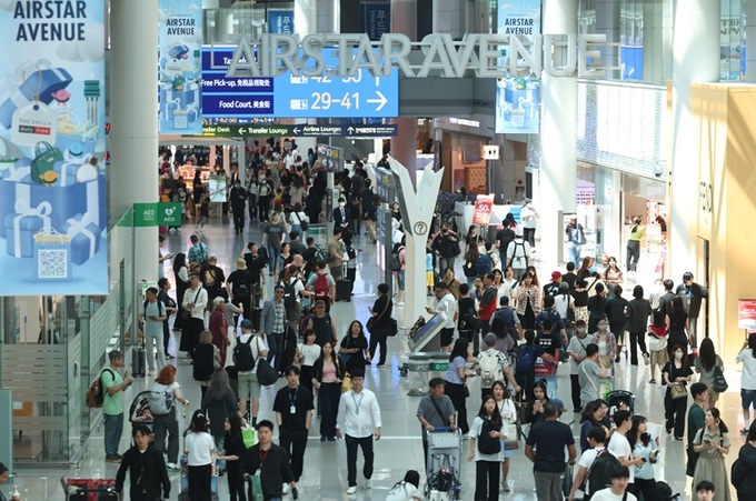 인천공항, 연예인 등 유명인 '별도 출입문' 허용에 "일반 여객 위한 조치"