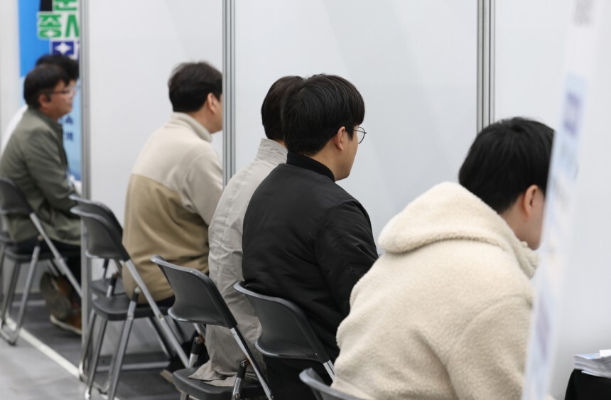 취업자 수 증가폭 9만명으로 전망되는데, 관세전쟁까지…올해 고용시장 ‘먹구름’