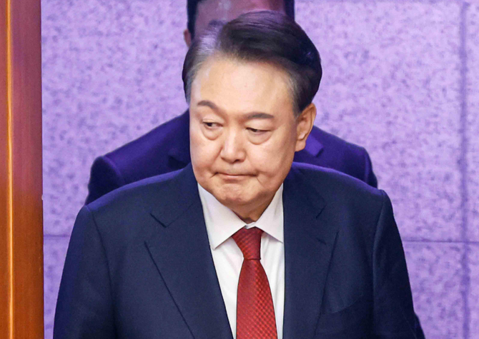 탈당한 尹, 두번째 포토라인…'내란에 직권남