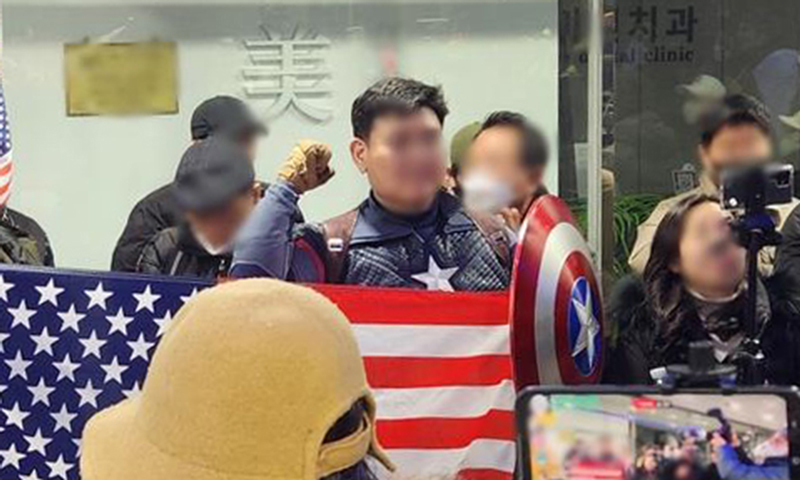 ‘캡틴 아메리카’ 옷 입고 난동…尹 지지자 징역 1년 6월