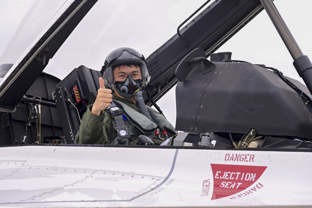 “평생 모은 5800만원 날렸지만”…443대1 경쟁 뚫고 하늘로 간 91년생 [한끗차人]