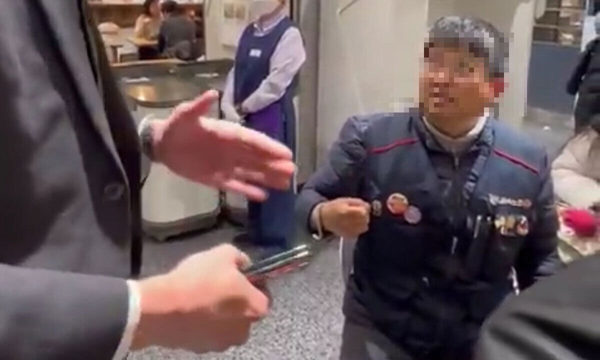 ‘노조 조끼’ 손님 제지 논란…롯데百, 대표 명의 사과