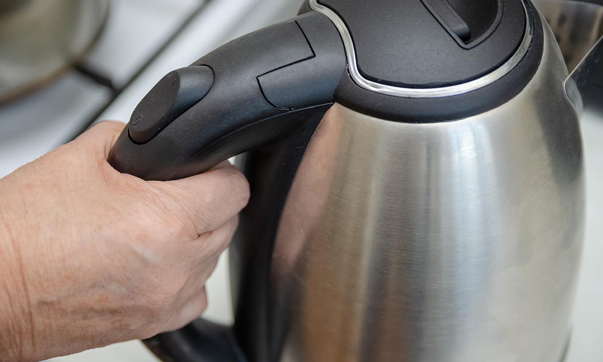 &${esc.h}34;새 전기포트 그냥 쓰지 마세요&${esc.h}34;…'이것'만 해도 미세플라스틱 확 줄어 [수민이가 궁금해요]