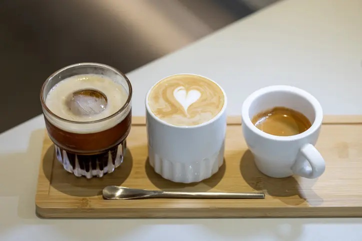 “‘업무 시동 버튼’ 커피, 포기 못하시죠?”…건강 지키는 3분 습관