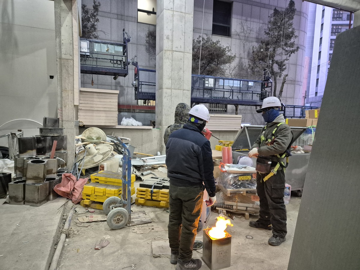 혹한 속 극한 노동… “공사기한 맞추려면 별 수 없어”
