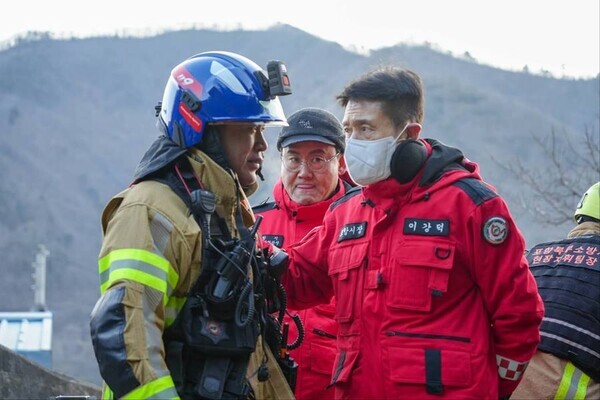 이강덕 포항시장, 퇴임 전날도 산불 현장속으로 긴급 출동