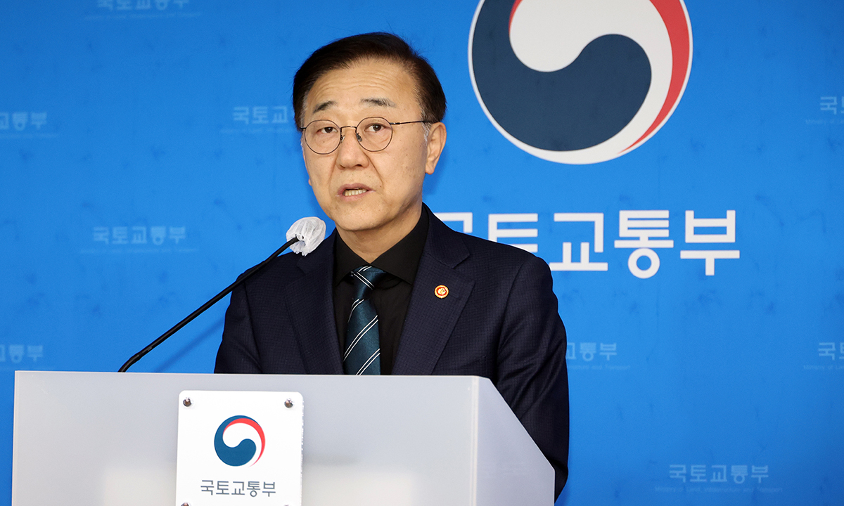 김윤덕 국토교통부 장관 “무안공항 유해 추가 발견 사과”