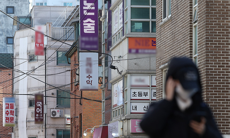 고물가 직격 저소득층, 아이 학원 끊었다