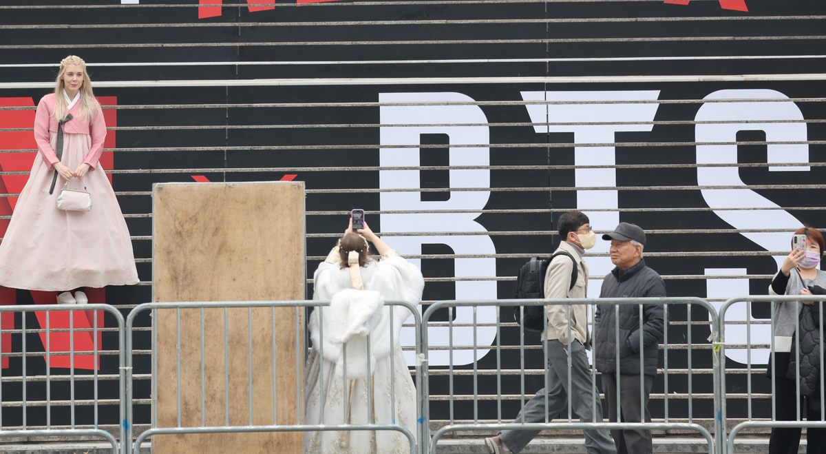외국인 아미들 ‘인증샷’ 명소된 광화문광장 [밀착취재]