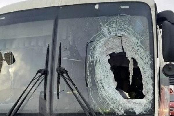 버스 덮친 ‘화물차 바퀴’… 40대 승객, 운전대 잡아 참사 막았다