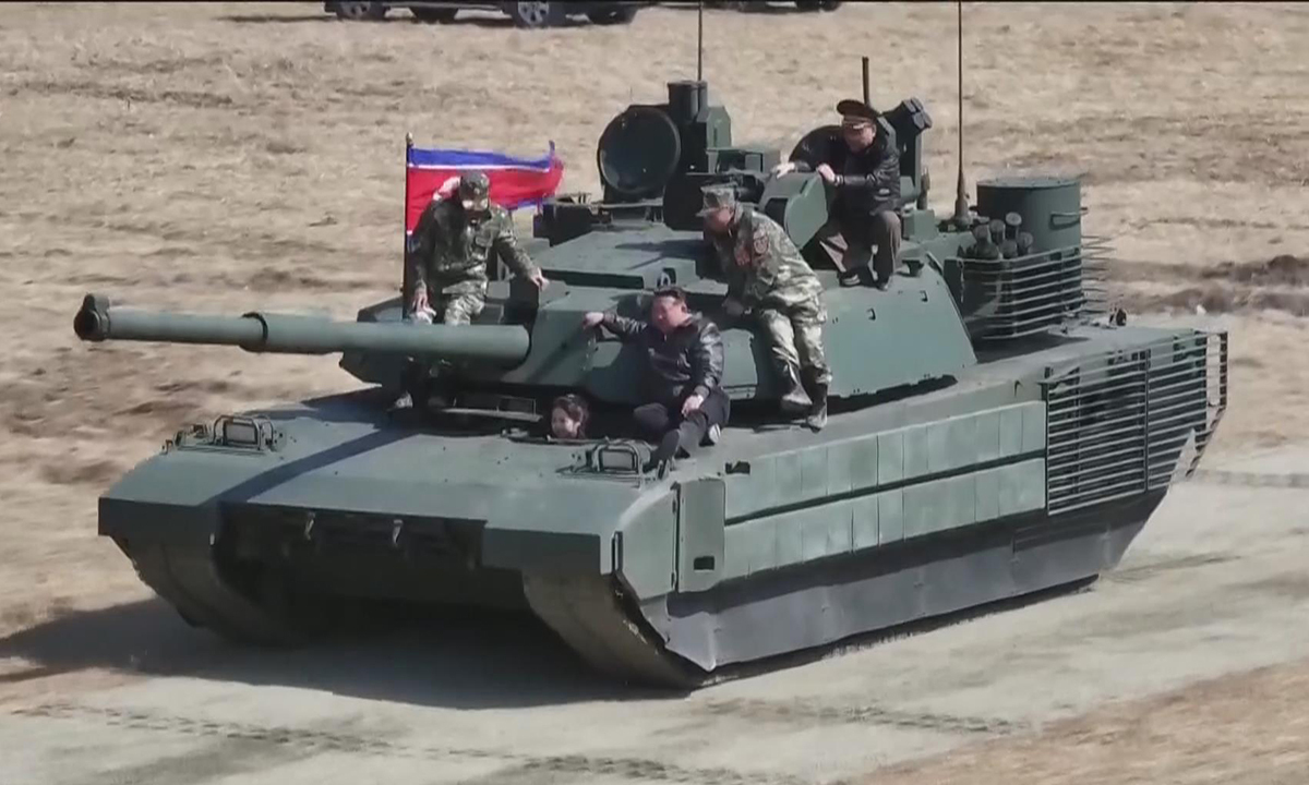 국정원 "김주애 탱크 조종, 김정은 오마주…후계서사 구축 가속"