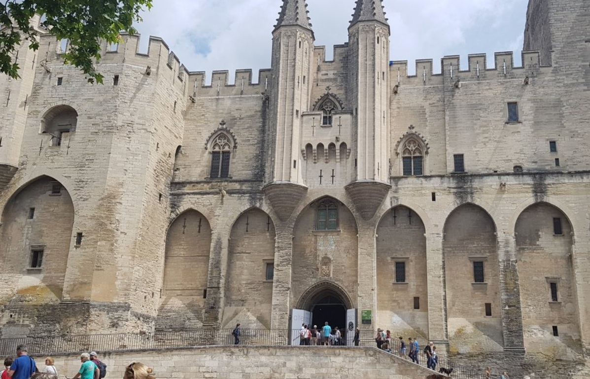 700년 만에 소환된 ‘아비뇽 유수’ [김태훈의 의미 또는 재미]