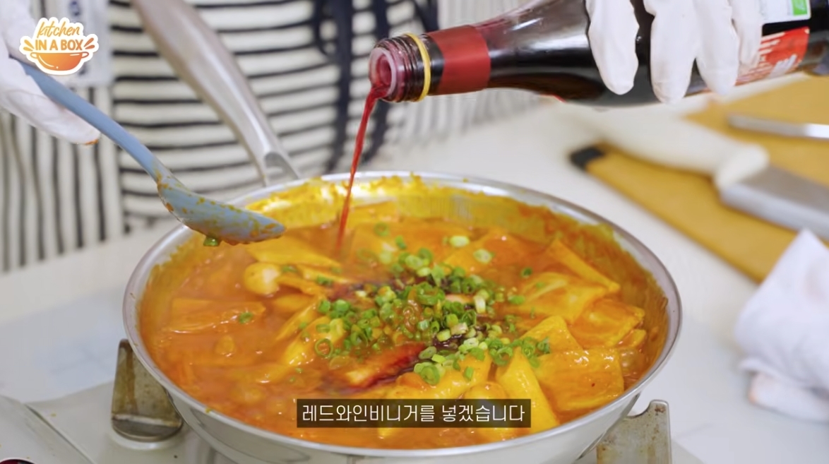 &${esc.h}34;떡볶이에 이걸 넣는다고?&${esc.h}34;…한가인·오윤아가 푹 빠진 '혈당 뚝' 마법의 식초 [Food+]