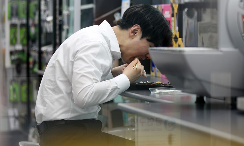 "하루 3끼 9000원으로 해결"…2030의 생존형 ‘짠테크’