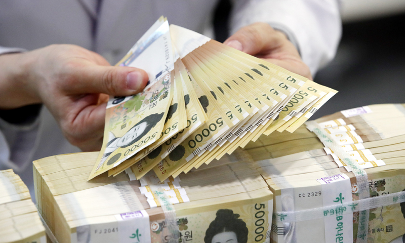 “비정규직 숨통” vs “공공 쏠림 우려”