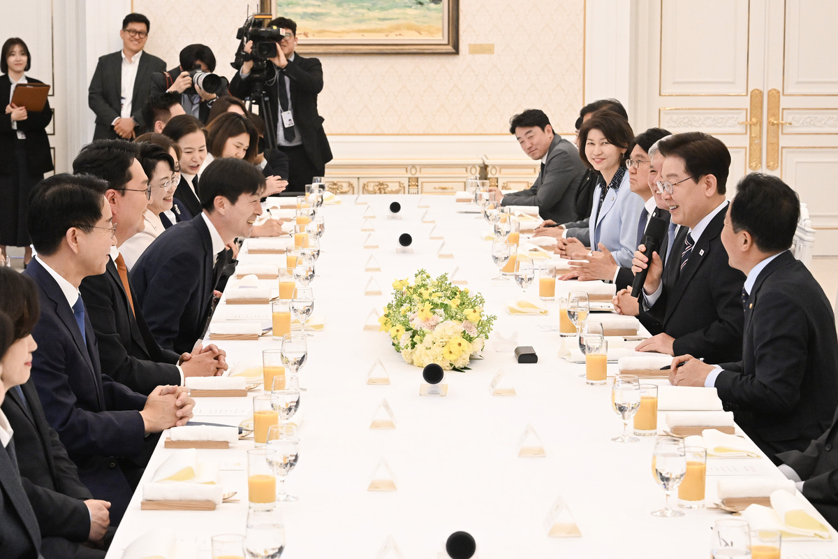 李 “양극화된 정치토양서 비교섭단체는 윤활유”