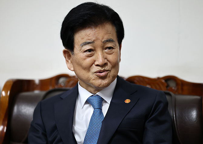 &${esc.h}34;北을 조선으로 호칭은 '상호존중'&${esc.h}34;<br>통일 부정 동조 논란도