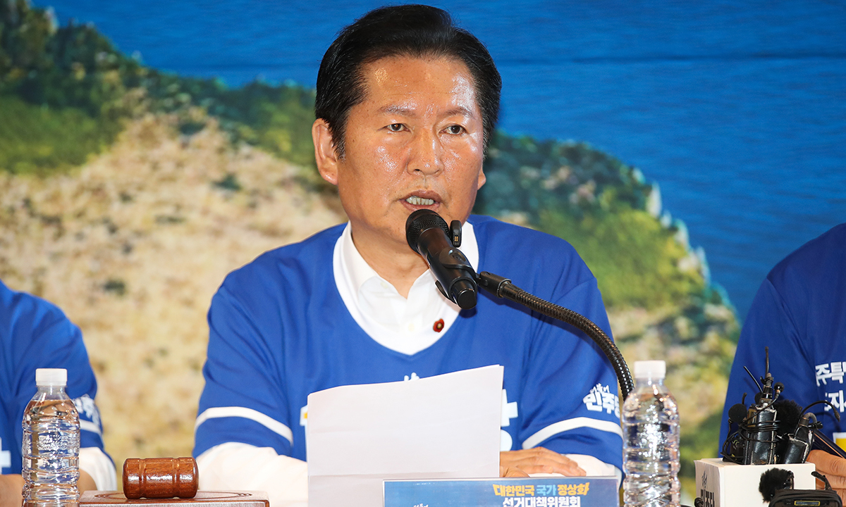 정청래 “양심도 없는 5무 선대위”… 장동혁 “더 끔찍한 뉴이재명” [투데이 여의도 스케치]