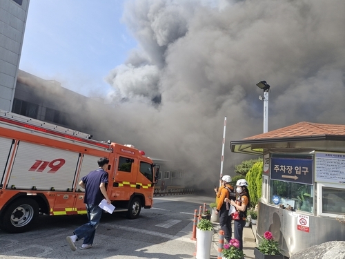 서산 자동차 부품공장서 불…6시간째 진화작업