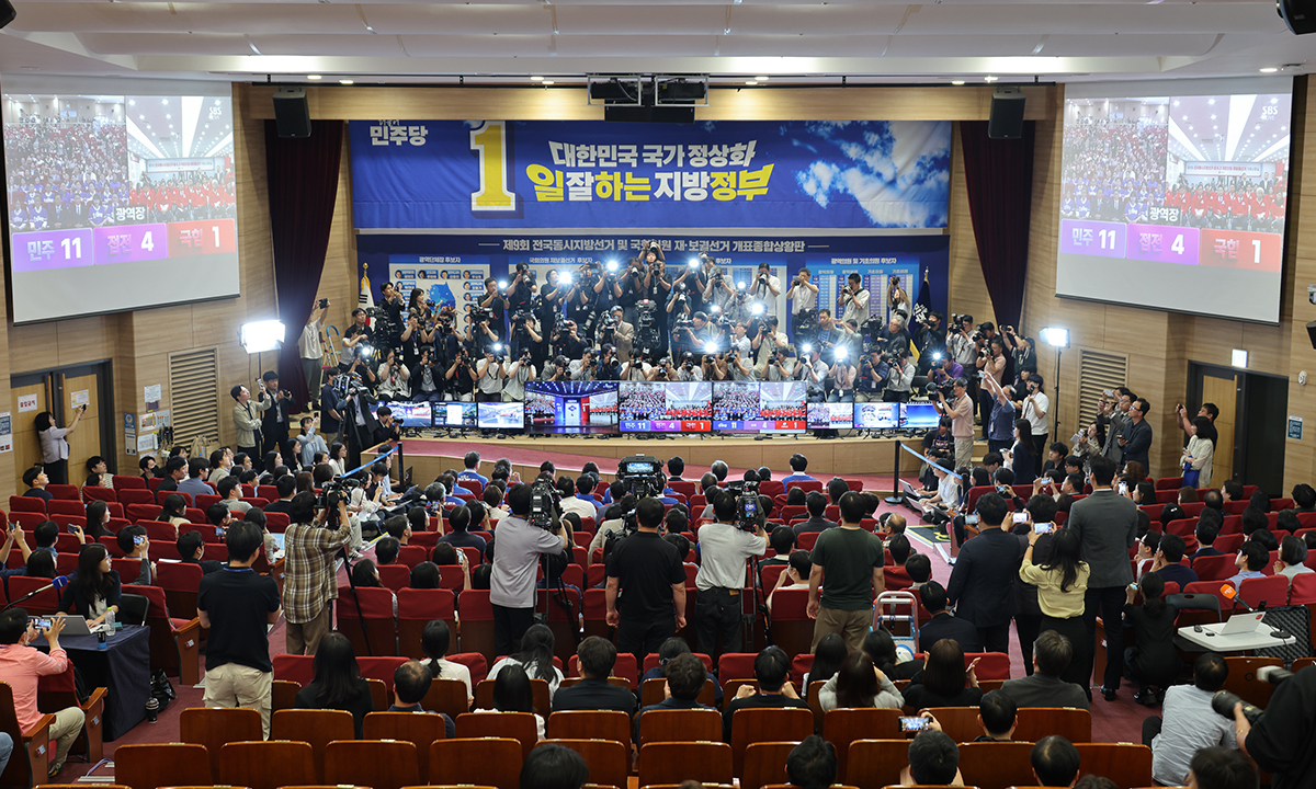 서울 앞서, 대구 접전… 민주, ‘與 압승’ 출구조사 결과에 환호·박수갈채
