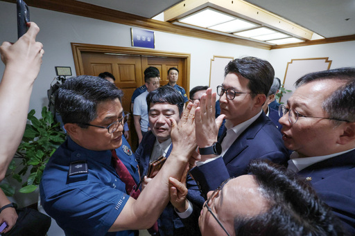 국힘·경찰 충돌 논란… 의원은 경찰 팔 꺾고 경찰은 보좌진 뒷덜미 잡고