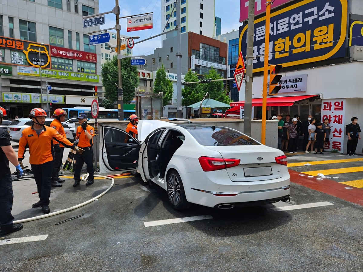 70대가 운전하던 승용차 보행자 덮쳐...1명 숨지고, 4명 중경상 