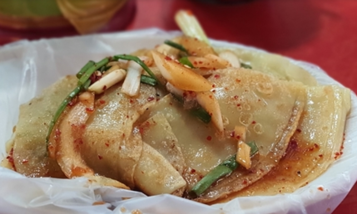 ‘속 빈 만두’가 대구 대표 먹거리로…납작만두에 담긴 서민의 역사 [FOOD+]